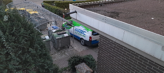 AUTO Auf dem Fu�g�nger Weg